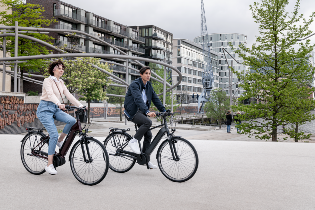 mann und frau auf e-bike