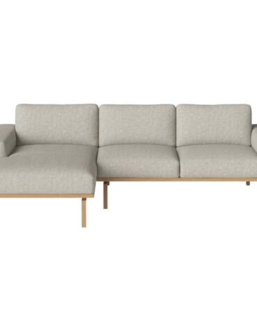 L-Form Sofa mit beigen Kissen und Holzgestell