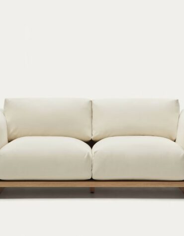 Sofa mit beigen Kissen und Holzbeinen