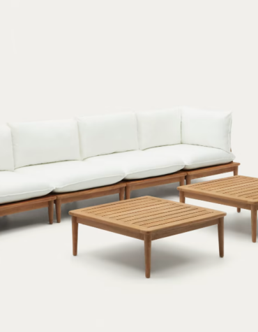 Outdoor Sofa aus dunklem Holz mit weissen Kissen und zwei Holztischen