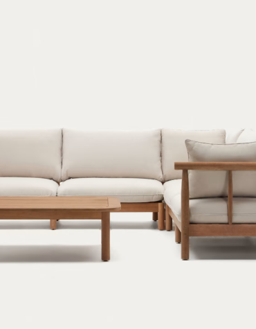 Outdoor Ecksofa aus dunklem Holz mit weissen Kissen und Couchtisch