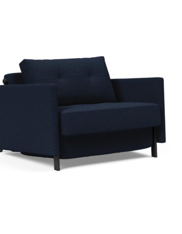 blauer Polstersessel mit schwarzen Beinen