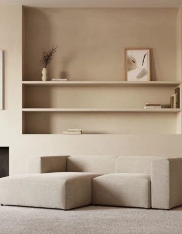 beiges L-Form Sofa in Wohnzimmer mit Teppichboden