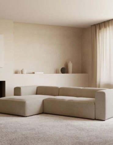 beiges L-Form Sofa links in Wohnzimmer mit Teppichboden