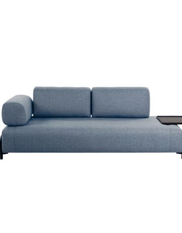 blaues Polster Sofa mit Tablett rechts